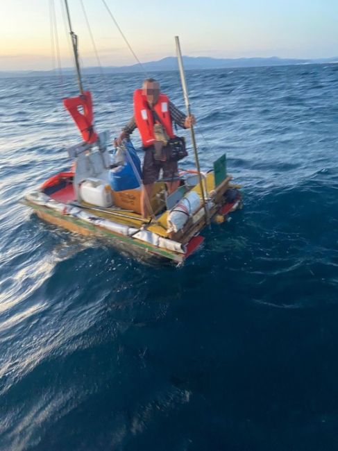 ⛵️ Мужчину унесло в море на самодельном плоту 
Турист из Краснодара, построил судно своими силами,..