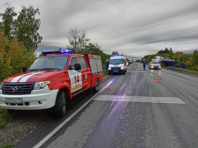 В Самарской области на трассе М-5 «Урал» фура раздавила Lada Granta  Спасатели опубликовали фото с места ДТП  В..