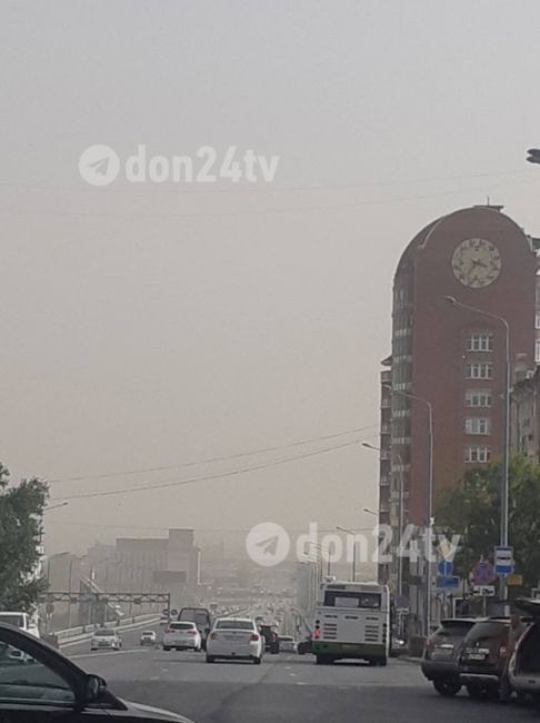 В Ростовской области из-за усиления восточного и юго-восточного ветра началась пыльная буря. Видимость на..