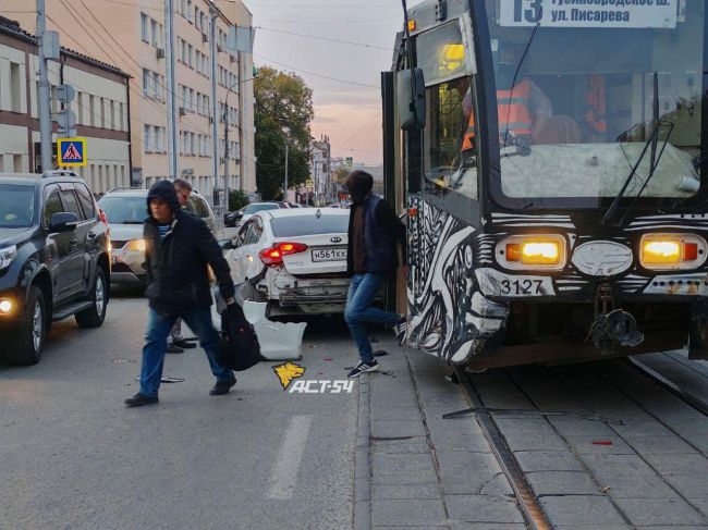 Легендарный трамвай №13 попал в ДТП в Новосибирске  Авария случилась на пересечении Коммунистической и..