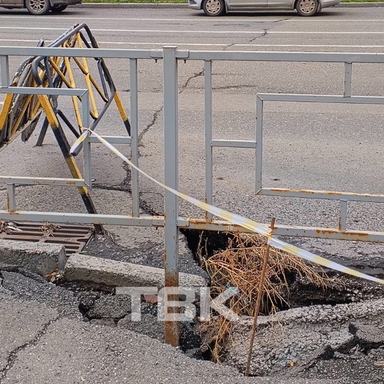 В  Покровке, расположенной в сердце Красноярска, произошло нечто невероятное. Асфальт на одной из улиц, возле..