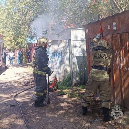 🗣️ Гараж загорелся в Нижнем Новгороде  Пожар произошел на Комсомольской площади.  Специалисты МЧС России..