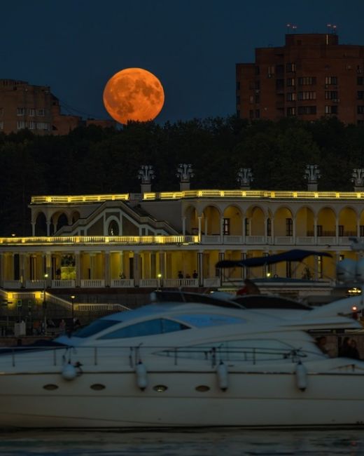 Чарующее суперлуние над Северным речным вокзалом  Фото:..