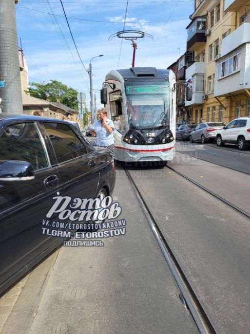 🚋 Водитель криво припарковал Приору и заблокировал движение трамваев на 15 минут на..