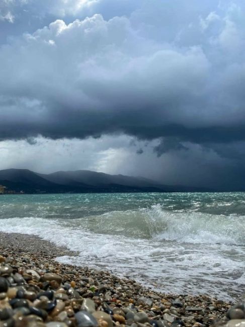 Нет, это не картины Айвазовского, это Центральный пляж Новороссийска 🌊  Сама природа, как талантливый..