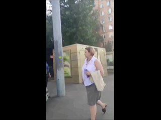 🧕В районе метро Новогиреево женщина напала на девушку в хиджабе из-за того, что ей не понравился ее..