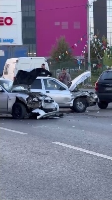 В ДТП у детских аттракционов в Самаре разбились три машины  Фото с места событий  В Самаре произошло..