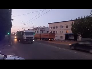 4 тонны зерна рассыпались на дороге в Новороссийске  На Сухумском шоссе в ночь на 4 сентября кран зацепил..