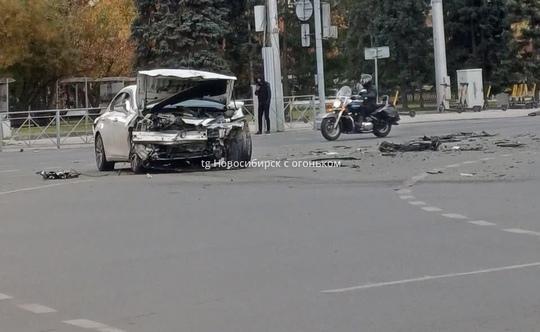 Утром на Ленина произошло столкновение двух автомобилей  Пассажир синего Haval вылетел после удара и пролетел..