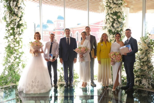 💍 Кремлевский фуникулер сегодня популярен и у молодоженов! Сразу три пары зарегистрировали брак на верхней..