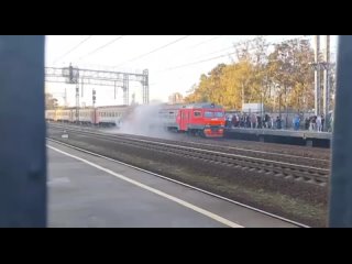 Электричка загоревлась в Химках на МЦД-3 на станции Левобережная.  Некоторым пассажирам пришлось выбивать..