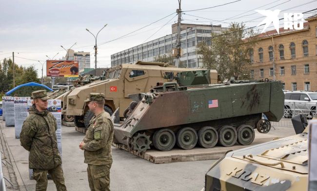 Военные трофеи с Украины можно увидеть на площади Пименова в Новосибирске  Здесь пулемёт Браунинга,..