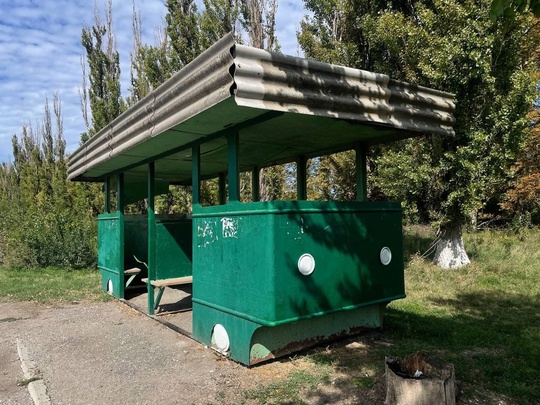 Старая советская автобусная остановка, сделанная в 
форме трамвая🚃  Такое вот чудо, нам удалось обнаружить..