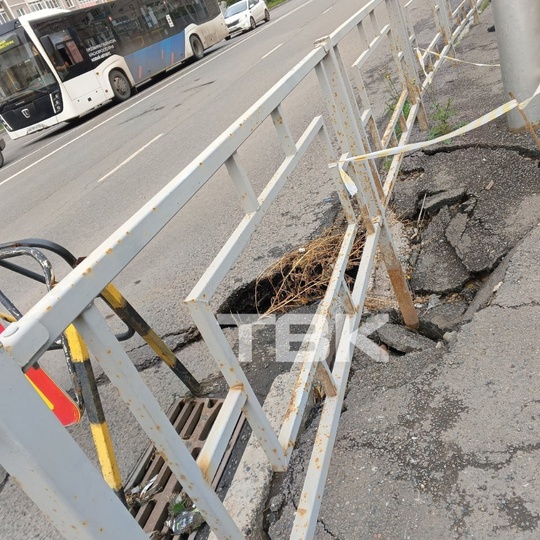 В  Покровке, расположенной в сердце Красноярска, произошло нечто невероятное. Асфальт на одной из улиц, возле..