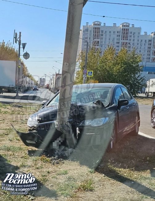 ⚠️ ДТП на Доватора, не доезжая Ленты. Цивик обнял столб. Не задалось у кого-то воскресенье. Хороший Цивик был..