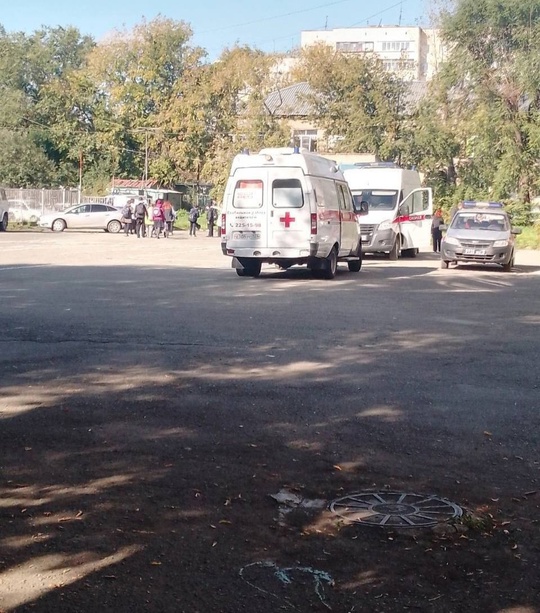 В Челябинске школьник напал на учеников и педагогов.  Сегодня примерно в 9 утра семиклассник напал на уроке..