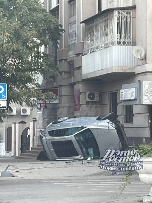 ⚠️ Автомобиль прилетел в стену дома на Буденновском/Варфоломеева. Водителя на месте не..