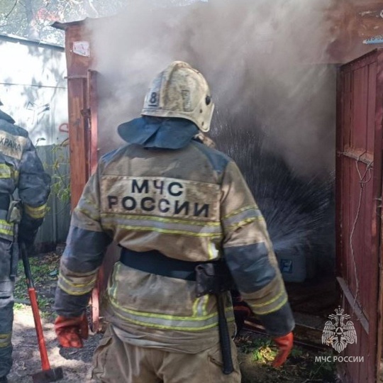 🗣️ Гараж загорелся в Нижнем Новгороде  Пожар произошел на Комсомольской площади.  Специалисты МЧС России..