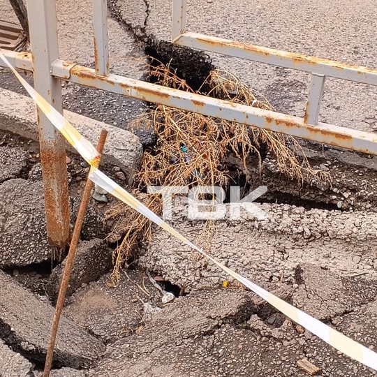 В  Покровке, расположенной в сердце Красноярска, произошло нечто невероятное. Асфальт на одной из улиц, возле..