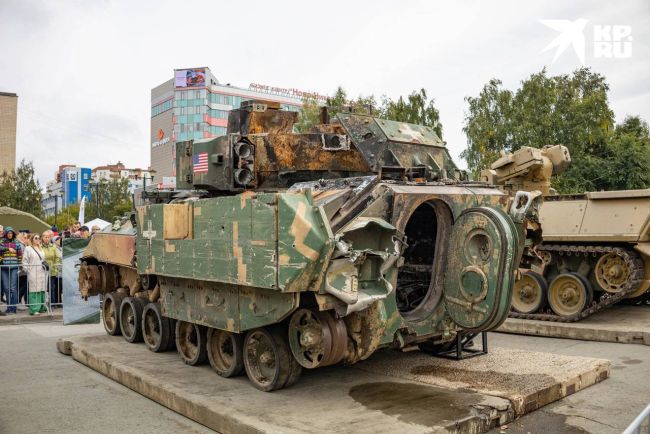 Военные трофеи с Украины можно увидеть на площади Пименова в Новосибирске  Здесь пулемёт Браунинга,..