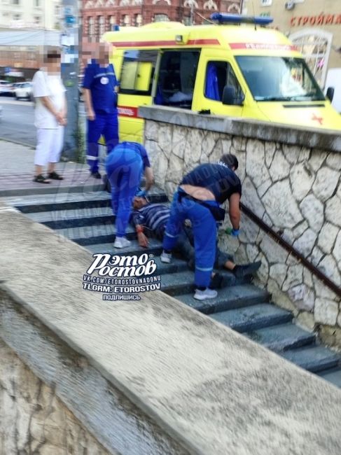 🚑 Мужчина потерял сознание и разбил голову в переходе на Будённовском/Станиславского. Его забрала..