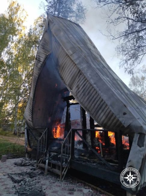 В Башкирии сгорел глэмпинг 
Вечером 27 сентября загорелся гостевой дом на базе отдыха «Алмаз» в селе..