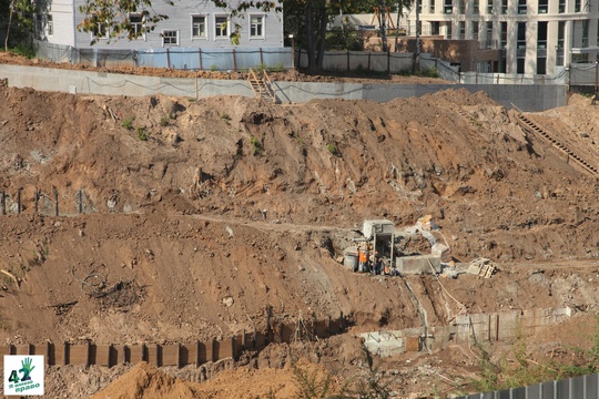 🏗🌳🚜 
Что происходит в Почаинском овраге? 
Перед зданием "Сердца Нижнего" на левой бровке оврага уже..