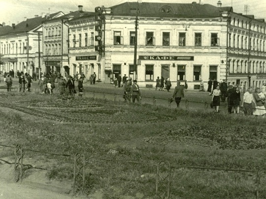 На пересечении улиц Свердлова (Большая Покровская) и МОПРа (Пискунова). 1930-е..