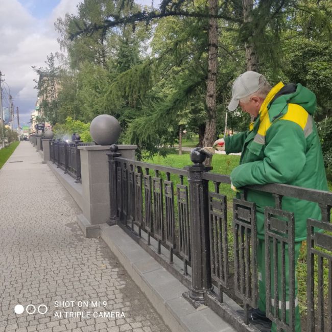 Вандалы стащили чугунный шар на ограждении Первомайского сквера.  Ночью злоумышленники разрушили..