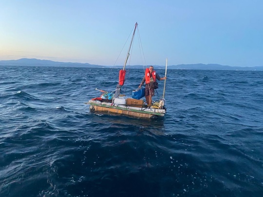 ⛵️ Мужчину унесло в море на самодельном плоту 
Турист из Краснодара, построил судно своими силами,..