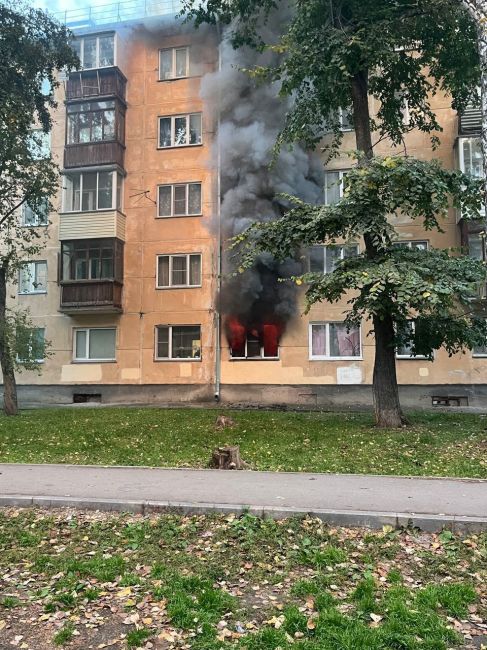 ⚡️Пламя и дым столбом  В Новосибирске в квартире пожилой женщины произошёл сильный пожар.  Вечером 17..