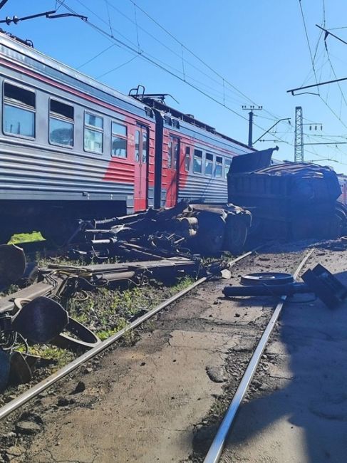 Пригородная электричка столкнулась с «КамАЗом» в районе станции «Броневая» 
Грузовик выехал на пути прямо..