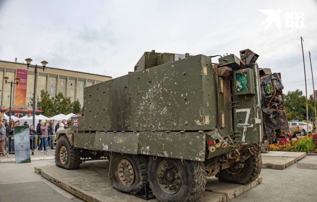 Военные трофеи с Украины можно увидеть на площади Пименова в Новосибирске  Здесь пулемёт Браунинга,..