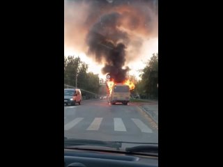 🔥 На улице Танкистов вспыхнул автобус  Полностью охваченный огнем ПАЗик пару часов назад тушили пожарные..