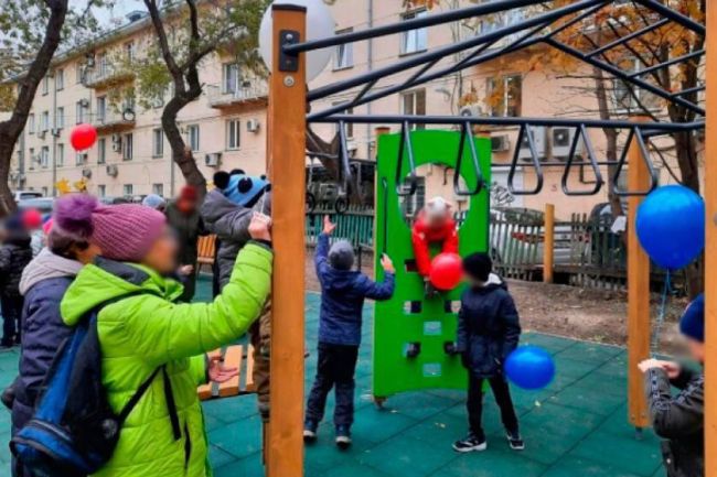 В Новосибирске жители жалуются на цыган, мешающих детям играть.  Жители дома по улице Королева заявили о..