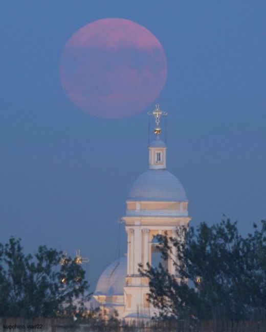 Огромная полная Луна в небе над..