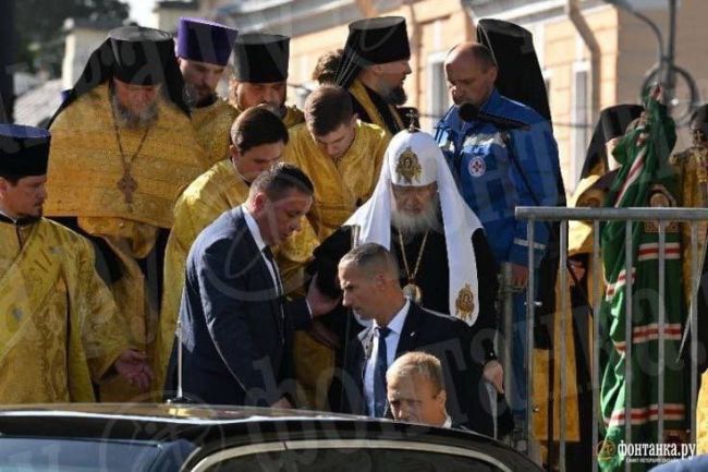 “Русские вперед” и ЧВК “Вагнер”: ежегодный крестный ход прошёл по Невскому проспекту  Патриарху пришлось..