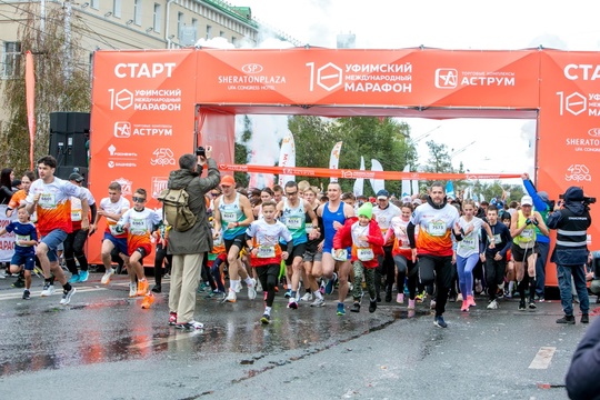 В Уфе прошел десятый уфимский международный марафон.  Мероприятие собрало рекордное число участников –..