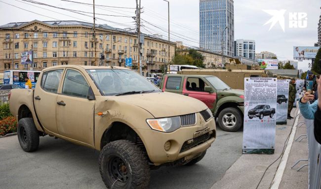 Военные трофеи с Украины можно увидеть на площади Пименова в Новосибирске  Здесь пулемёт Браунинга,..