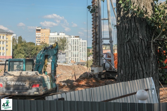 🏗🌳🚜 
Что происходит в Почаинском овраге? 
Перед зданием "Сердца Нижнего" на левой бровке оврага уже..