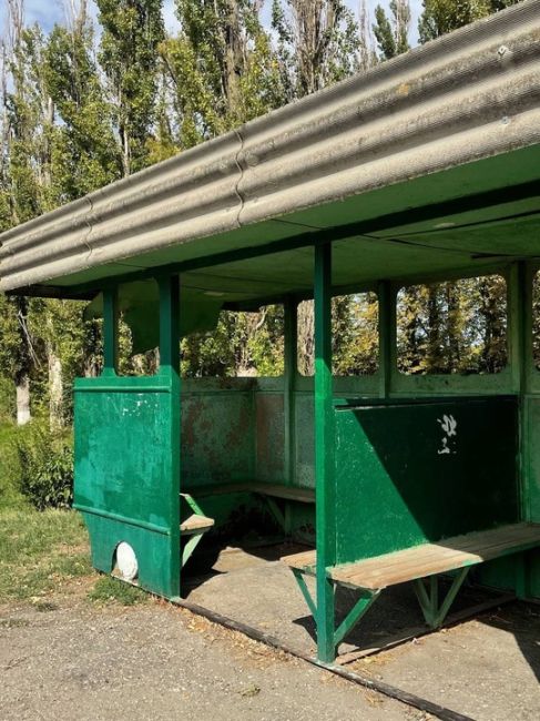 Старая советская автобусная остановка, сделанная в 
форме трамвая🚃  Такое вот чудо, нам удалось обнаружить..