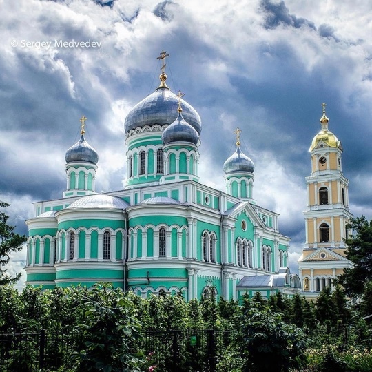 Троицкий собор Серафимо-Дивеевского монастыря.💙 
фото: Сергей..