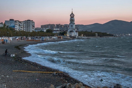 Такой сегодня был рассвет в Новороссийске 🌅  Фото..