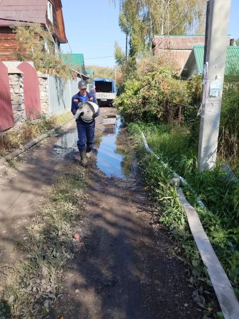 Спасатели МАСС в круглосуточном режиме откачивают воду с садовых участков СНТ «Метростроитель»..