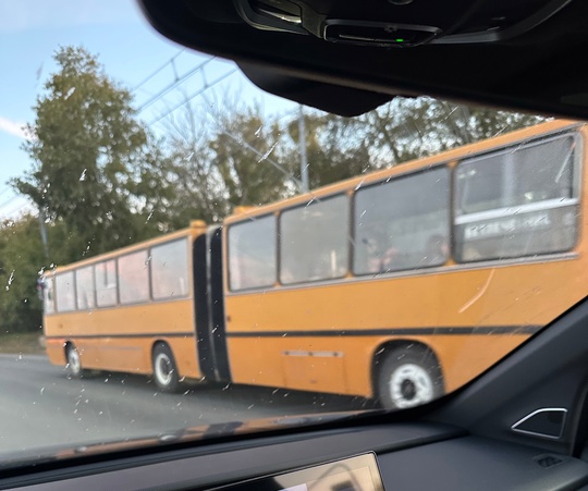 🥺 Вчера на праздновании Дня города челябинцы снова прокатились на легендарном Икарусе  Скучали по этим..