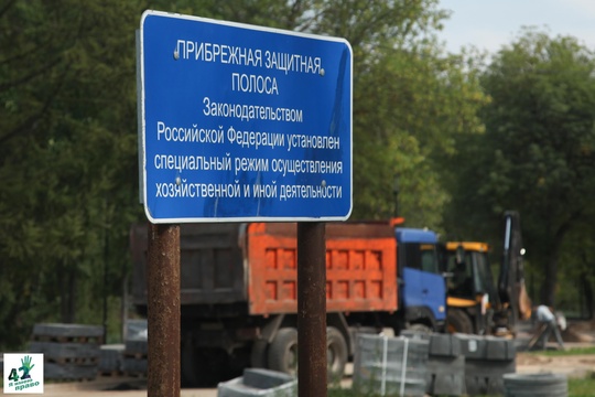 📝🌳🚜 
Благоустройство в сквере им. Рязанова на улице Шимборского идет по программе "Формирование..