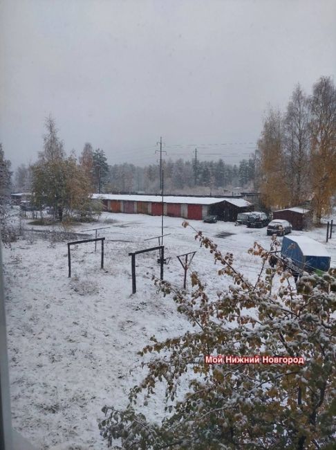 💙В Нижний Новгород пришел снег с дождем в компании с промозглым ветром  На дороги выехала спецтехника,..