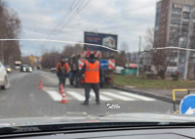 В месте, где троллейбус насмерть сбил беременную женщину с ребенком, срочно начали наносить дорожную..