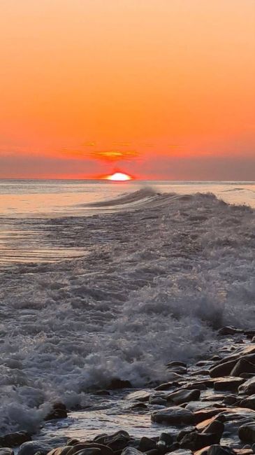 Шикарный закат сегодня! 🌅🌊  фото подписчика..