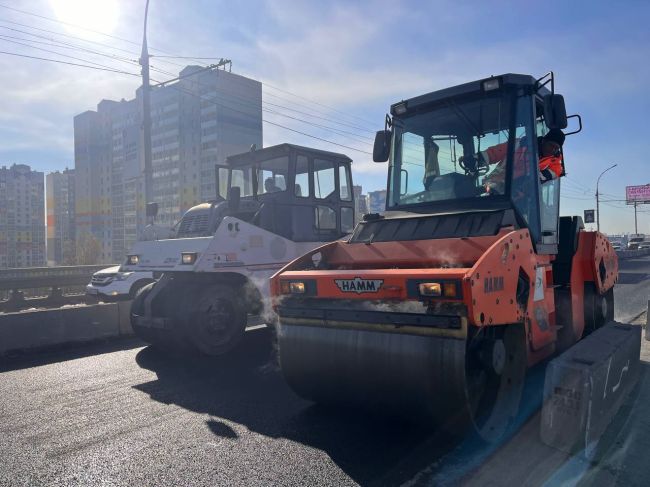 Это временно  Асфальт, который с ночи 16 октября укладывают на крайней левой полосе Димитровского моста..